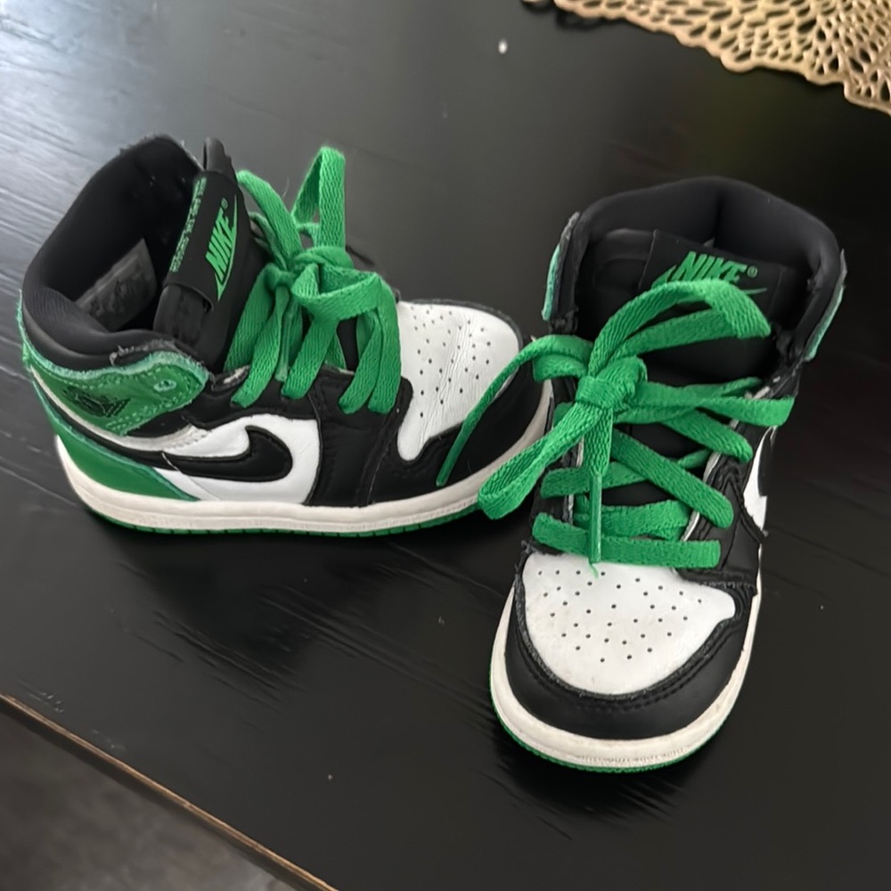 Nike Kids Black and Green Sneakers